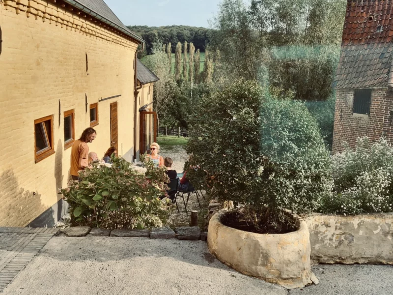 Binnenkoer Hierberg groepje